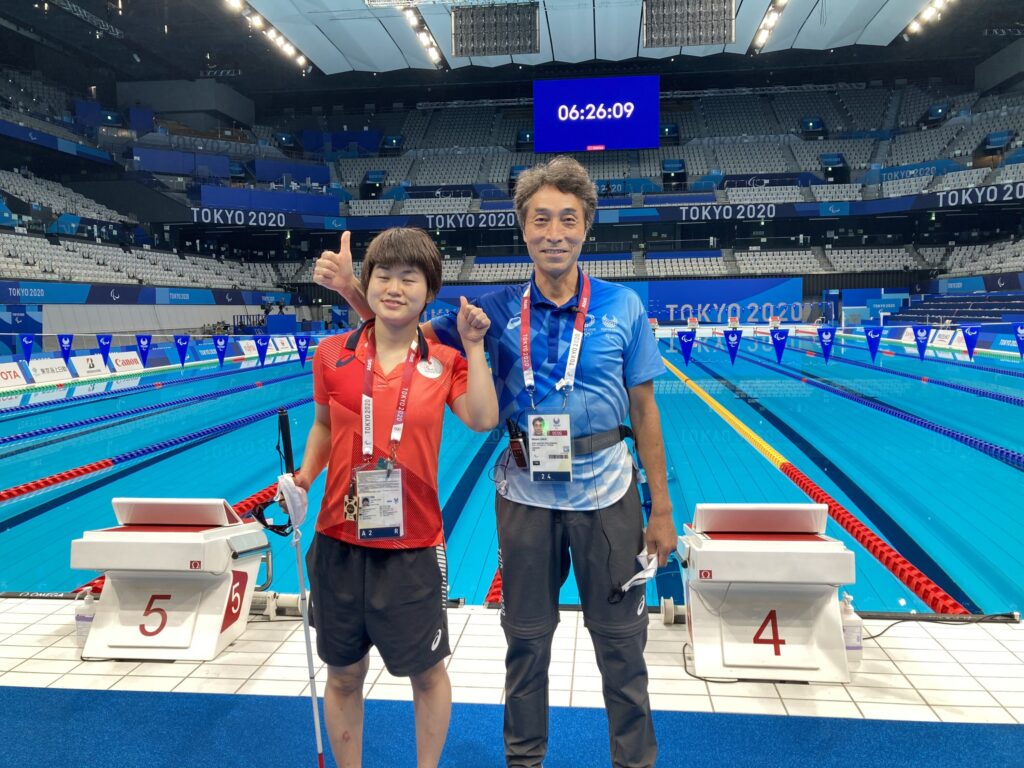 水泳自由形、視覚障害のクラスに出場した石浦朋美選手（左）と酒井さん（右）